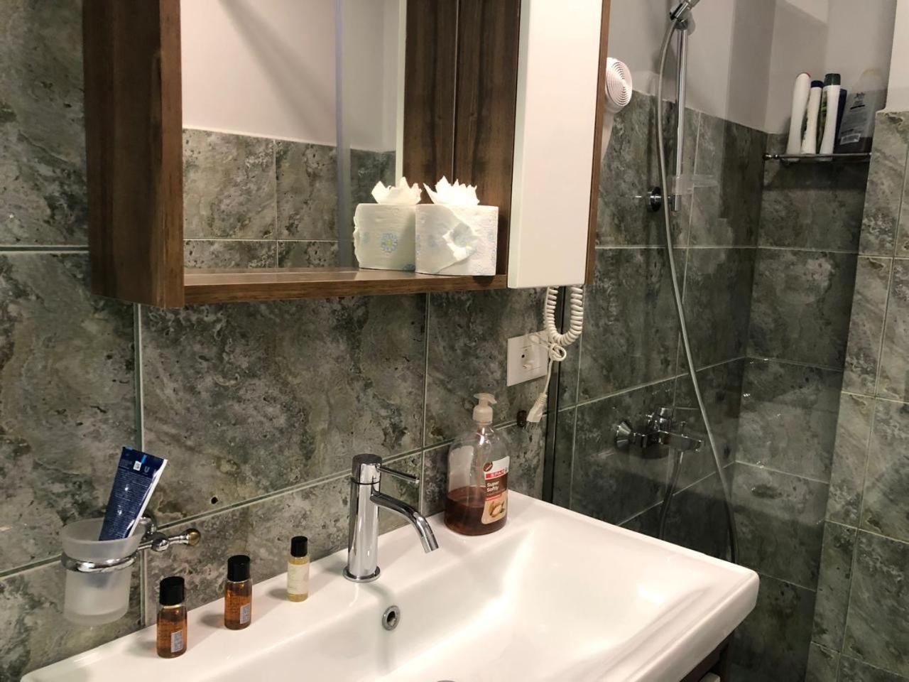 Comfort Apartment In City Center Tirana Exteriör bild